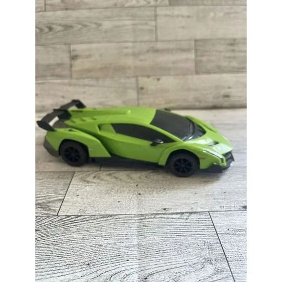 Lamborghini Veneno 1:24 Licensed Friction Car (Green) No Remote Control - Picture 3 of 5